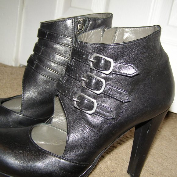 EUC size 39 US 8.5 Bruno Magli Black Leather platform pumps - Picture 8 of 9